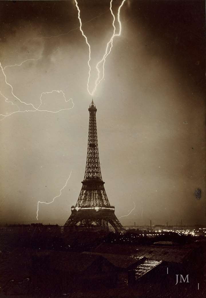 Tour Eiffel foudroyée 